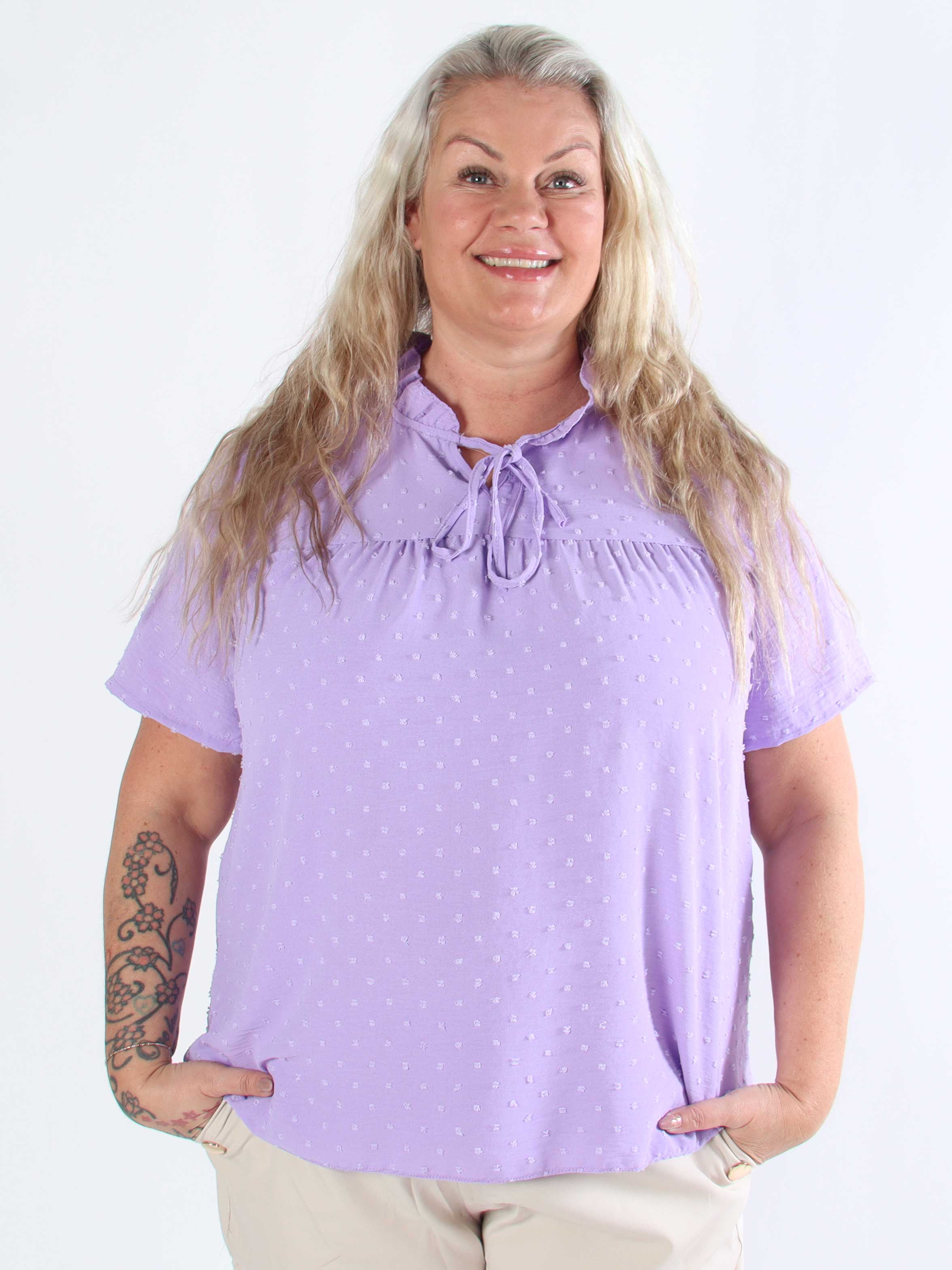 Bloom - Söt tunika i plusstorlek med volangkant och rosett